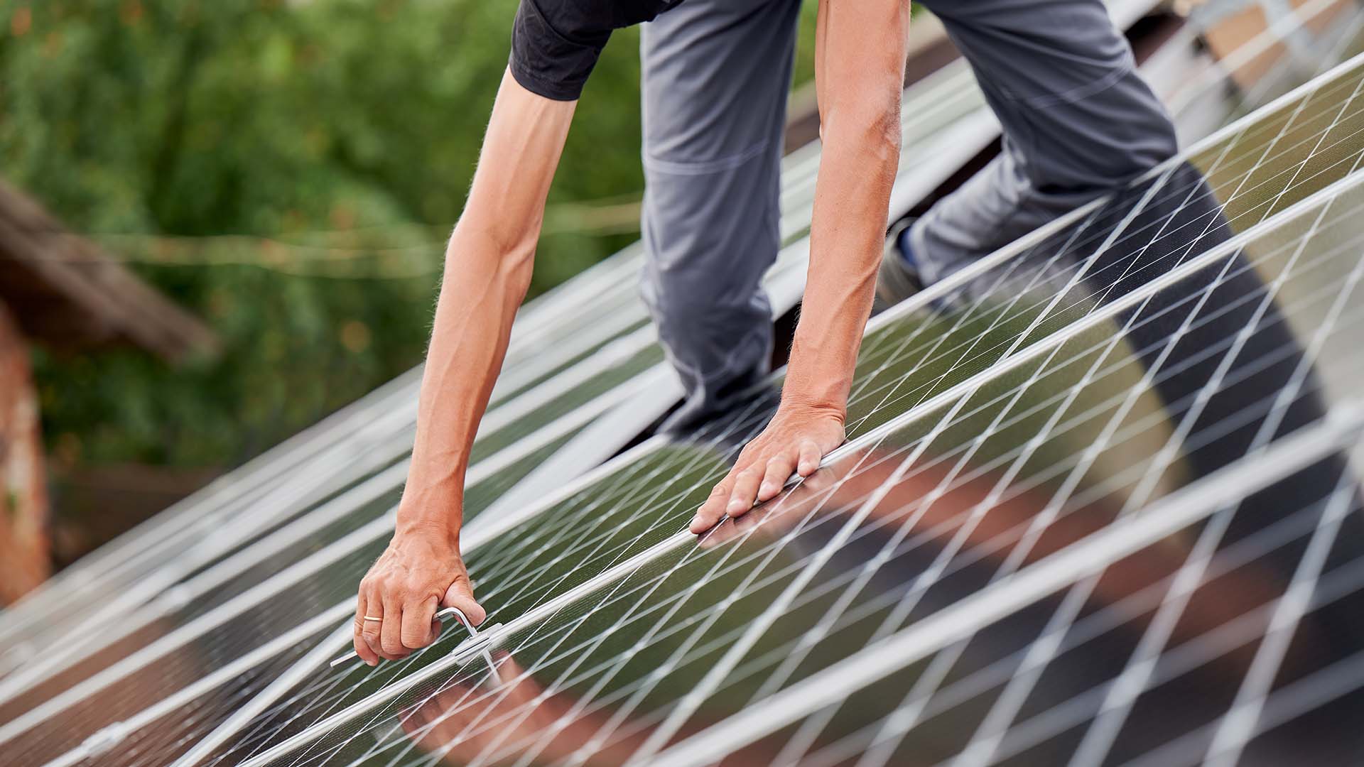 Man,Technician,Mounting,Photovoltaic,Solar,Moduls,On,Roof,Of,House.